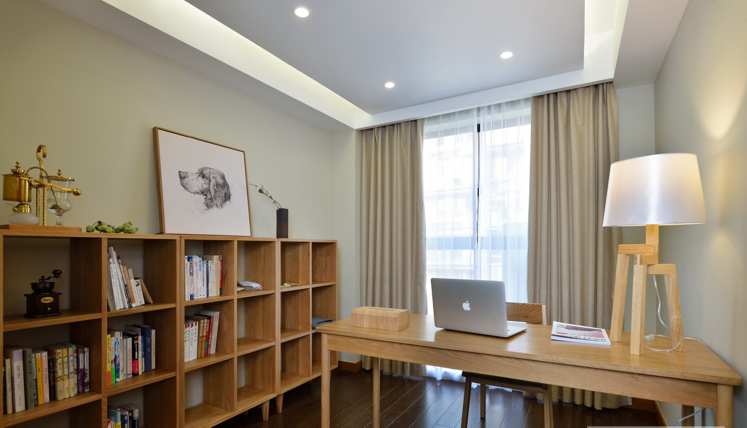原木的家具、简约的修饰、让书房更静谧