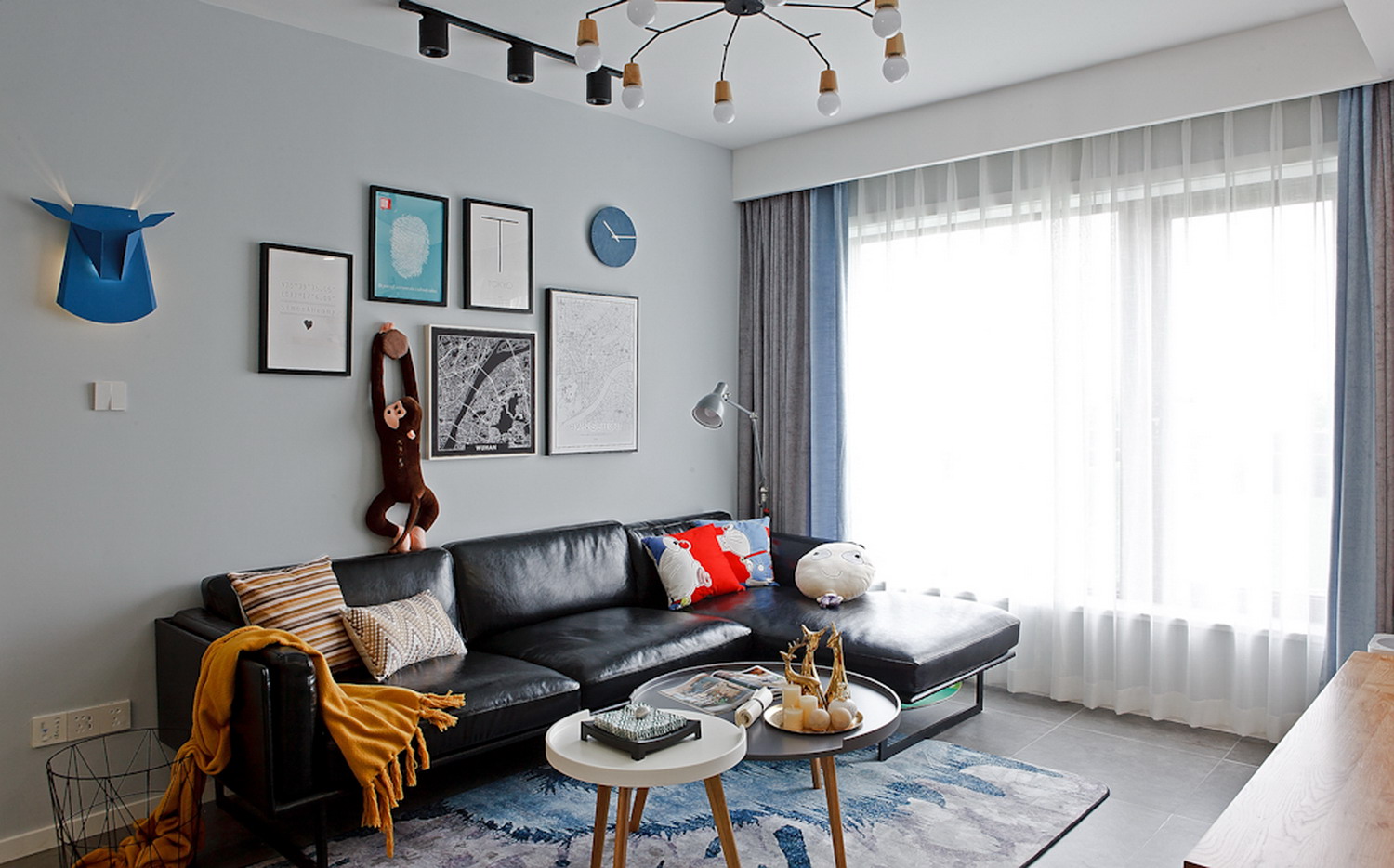 客厅-简约淡色系墙面搭配灰色窗帘。