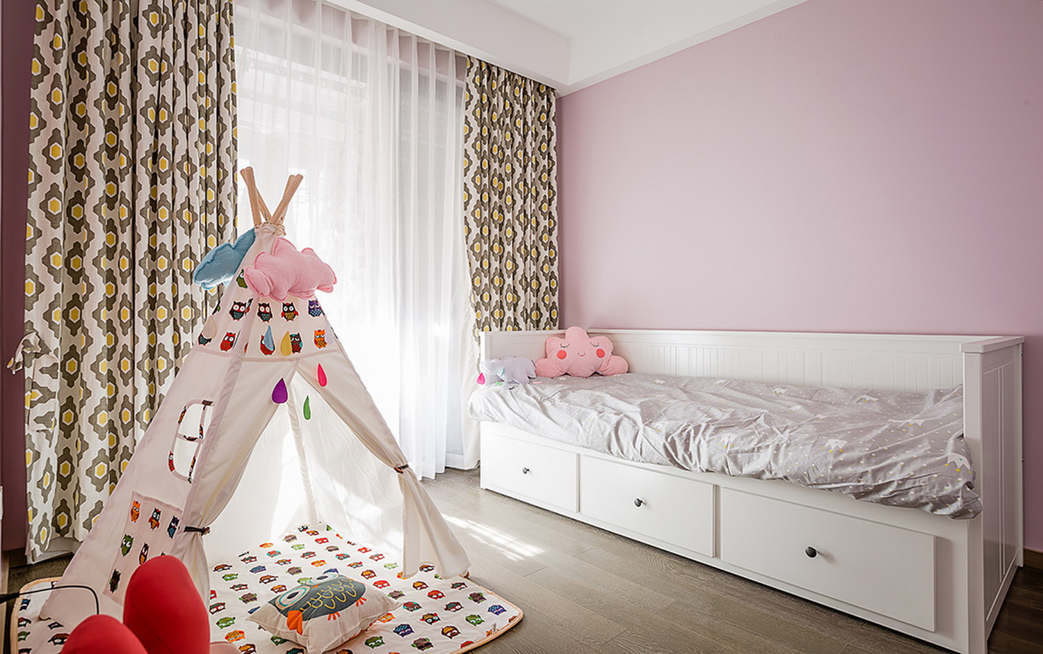 儿童房-粉色背景墙公主的小房间。