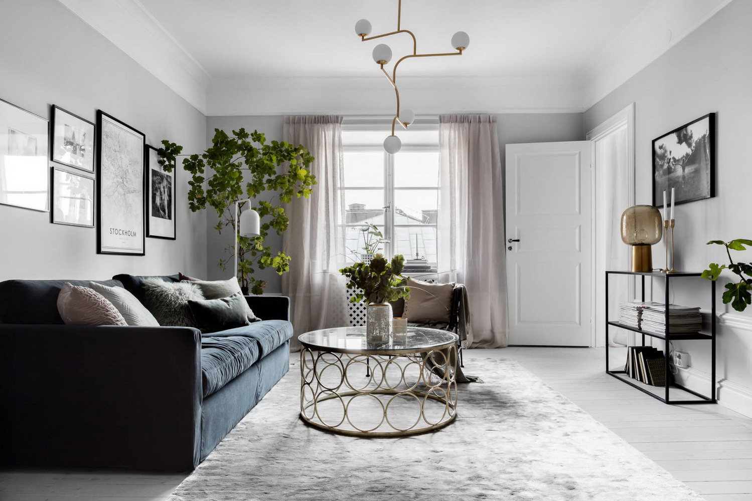 客厅-灰色的客厅，简洁、大方，绿色的小型盆栽在灰色的空间特别明显，翠绿的色调，让客厅空间多了一些活力。​