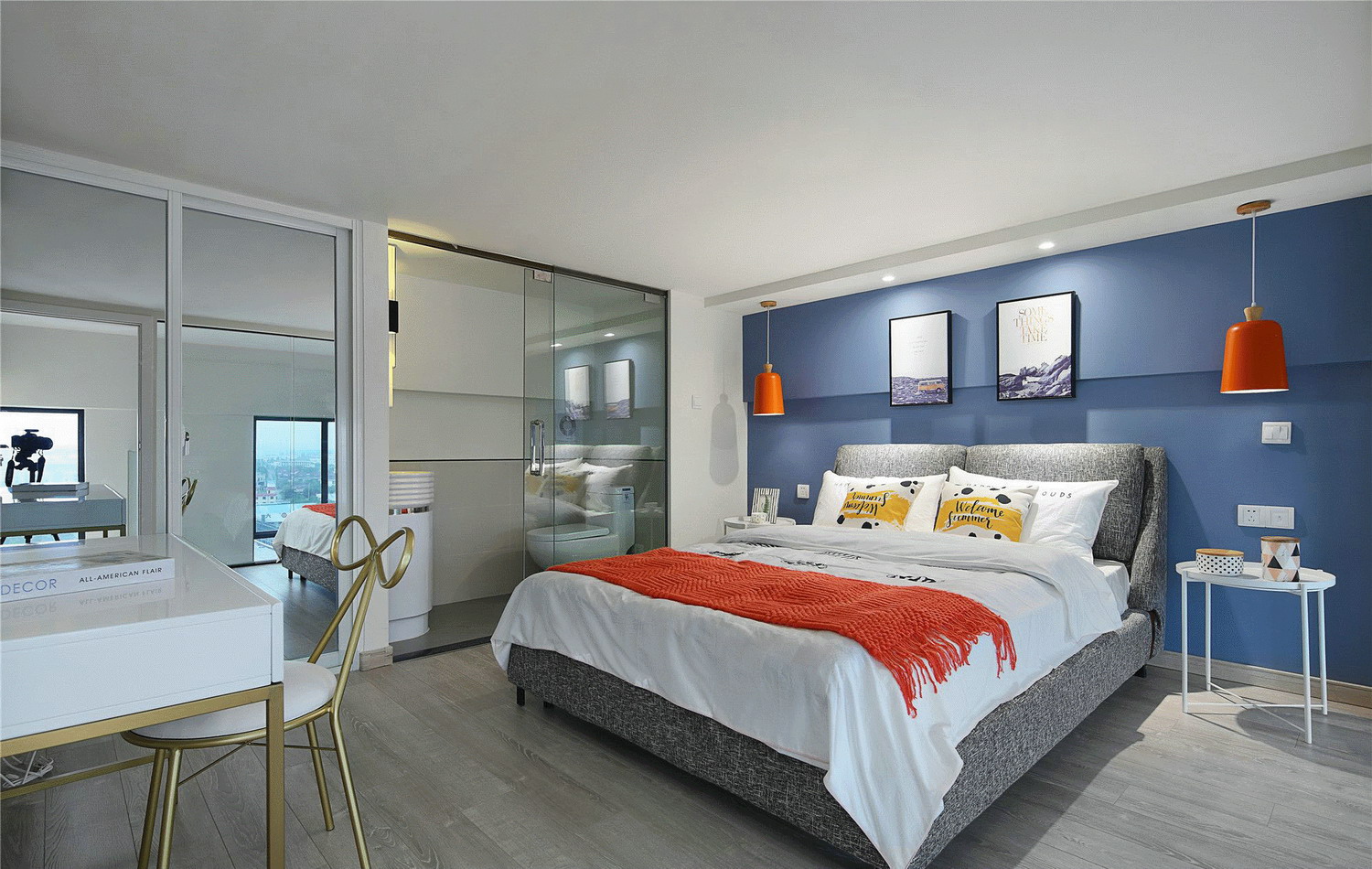 卧室-色彩鲜明，采用蓝色和舒服的橘色搭配。