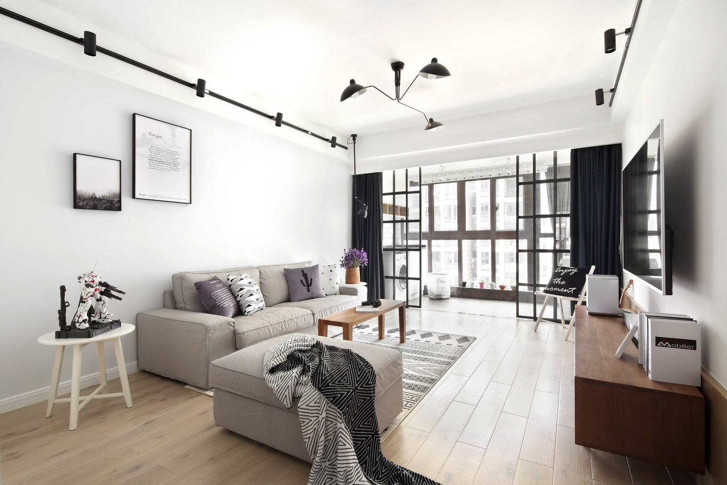 客厅-120平法式三居装修效果图 原木色搭配，大面积留白，点缀装饰