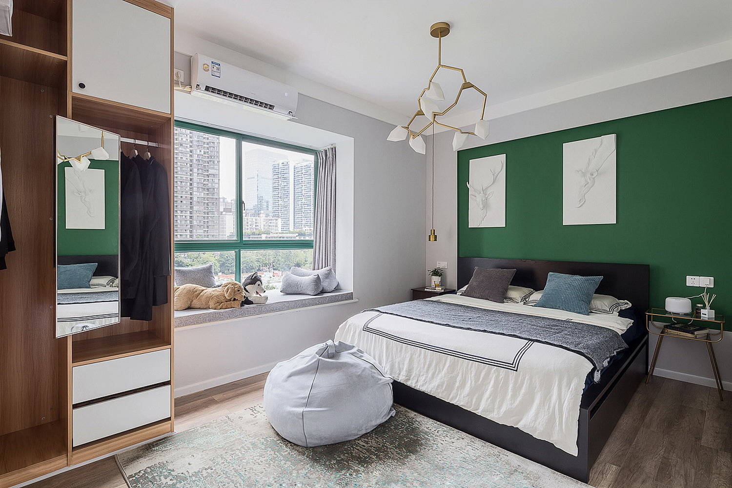 卧室-使用鲜艳的纯色为点缀搭配。整体空间给人感觉干净明朗~