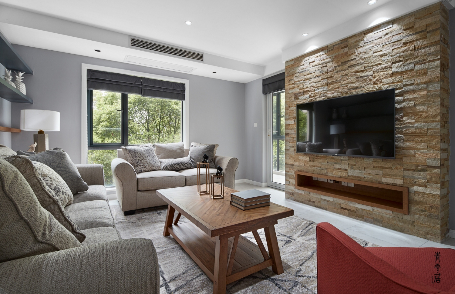 客厅-客厅明亮，大气，主选材上也多取舒适、柔性、温馨的设计风格
