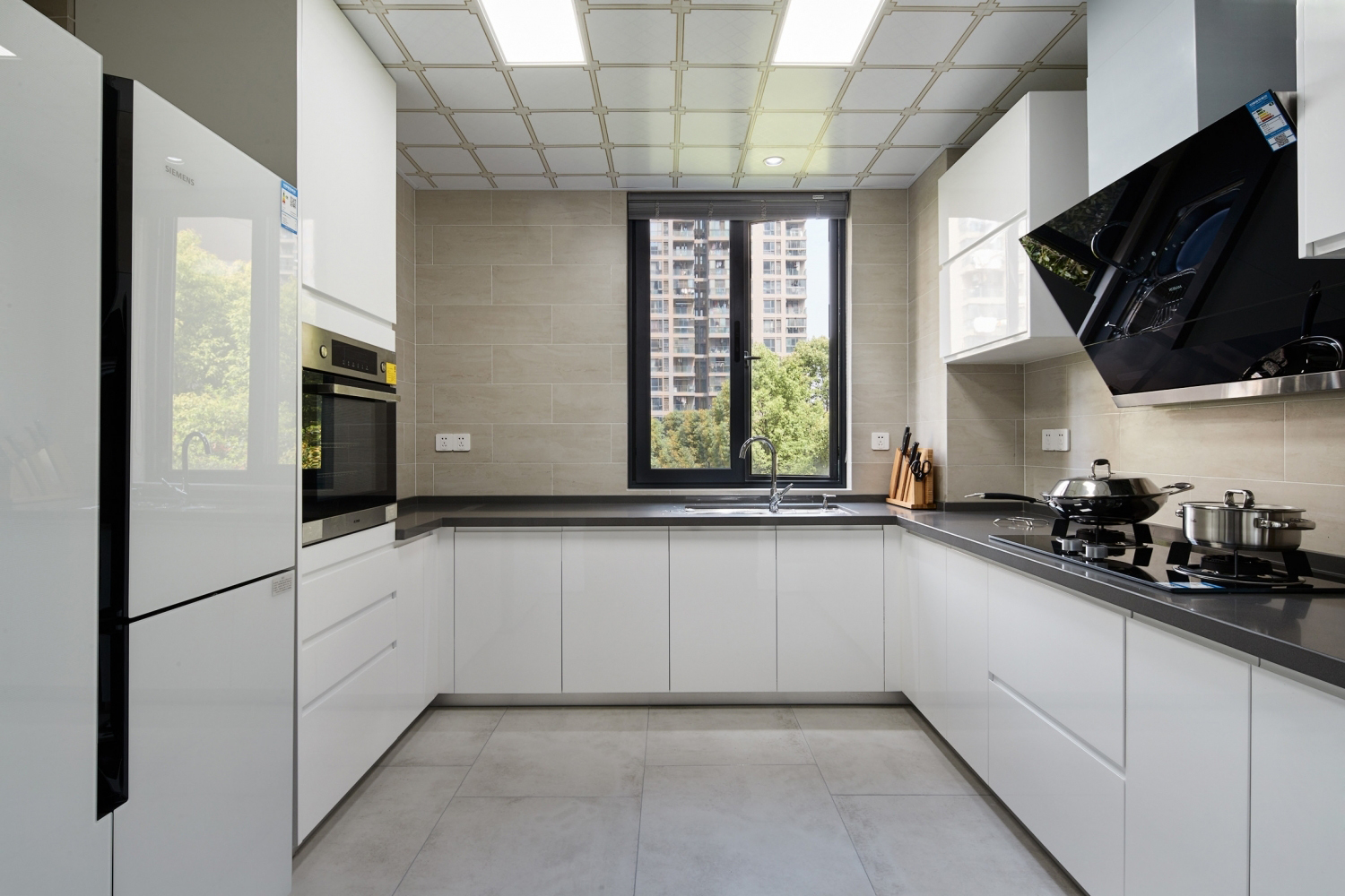 厨房-白、灰色是比较经典的搭配
