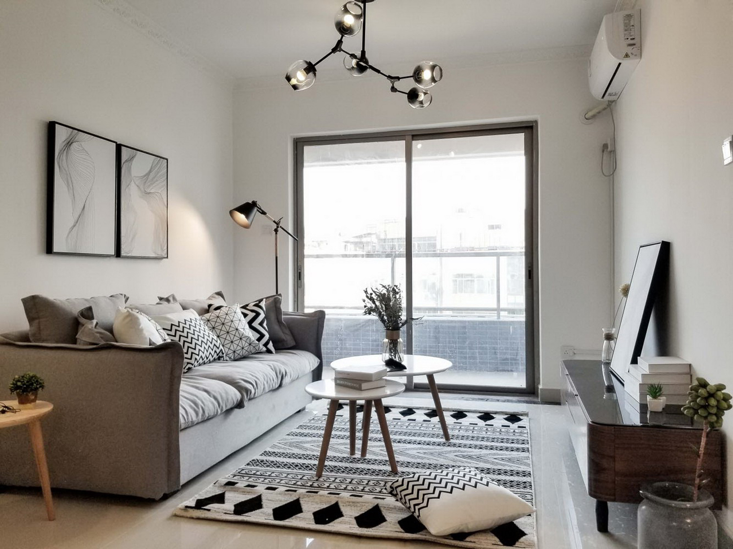 客厅-简洁的家居环境，总能带给人愉悦的休憩空间~ 