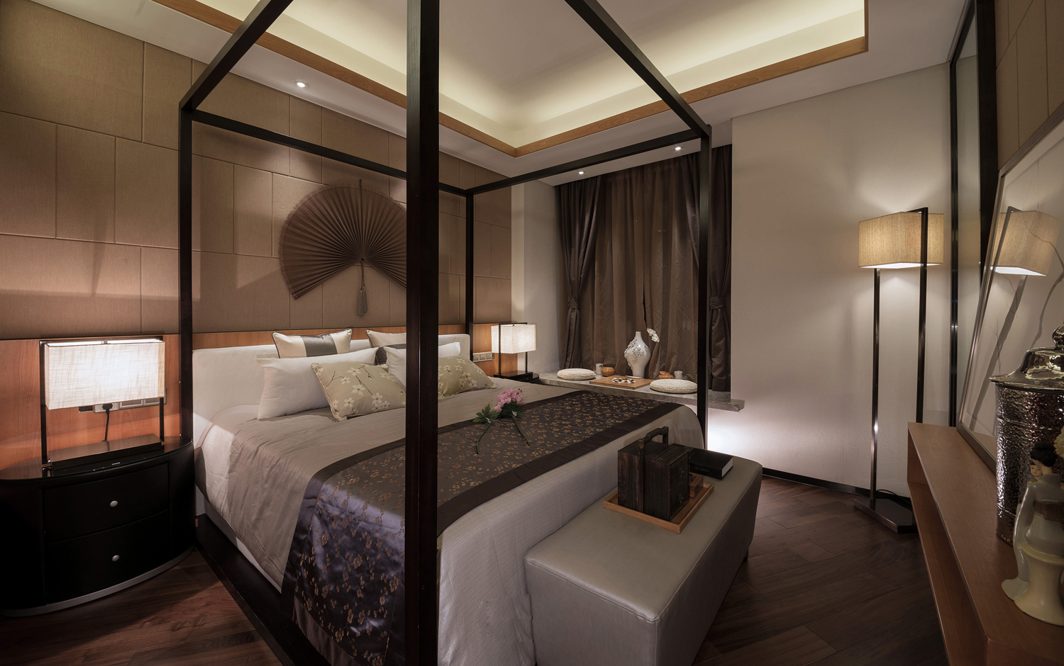 卧室-含蓄秀美的新中式风格。在中国文化风靡全球的现今时代，中式元素与现代材质的巧妙兼柔，明清家具、窗棂、布艺床品相互辉映，再现了移步变景的精妙小品。