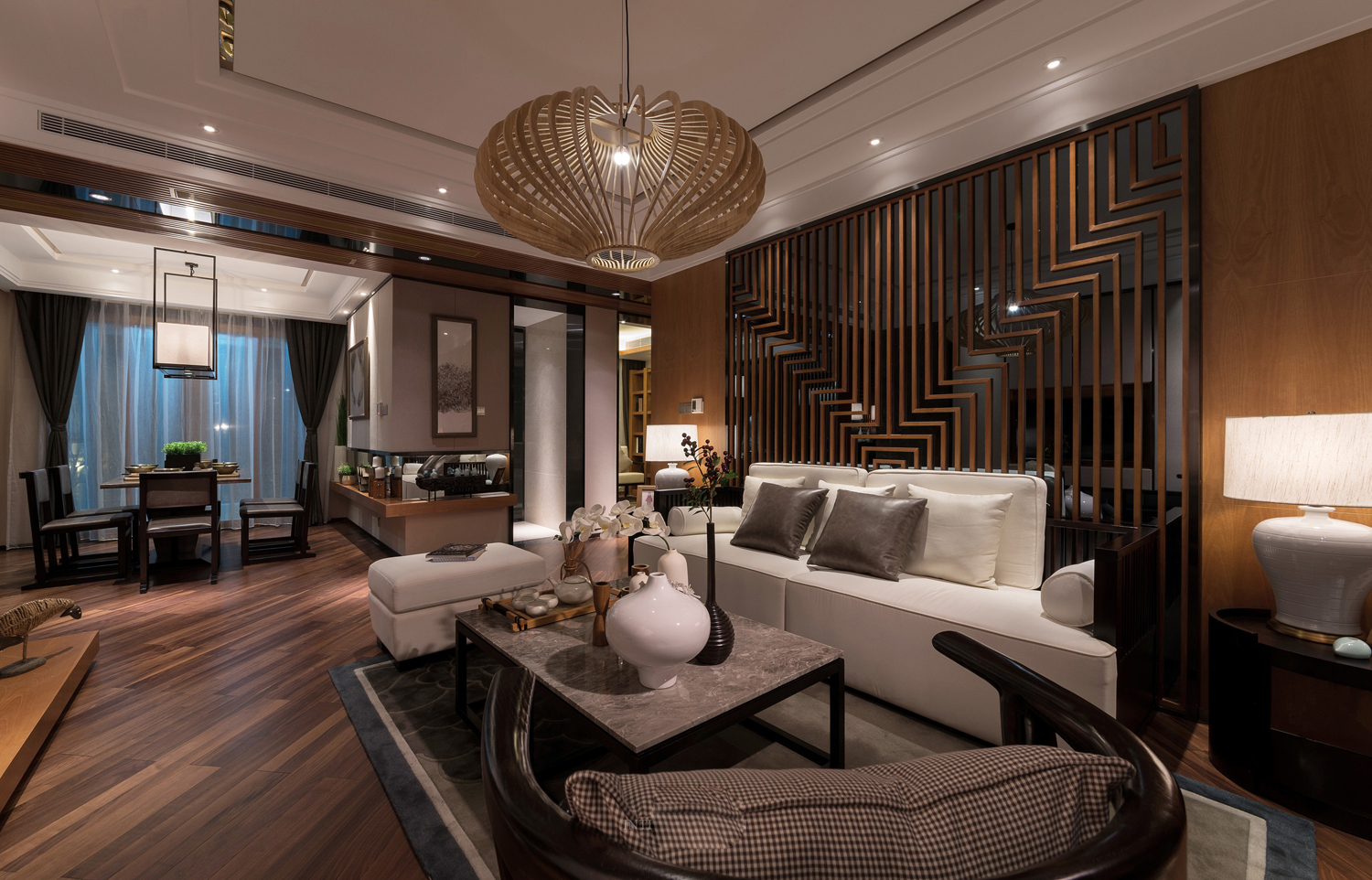 客厅-含蓄秀美的新中式风格。在中国文化风靡全球的现今时代，中式元素与现代材质的巧妙兼柔，明清家具、窗棂、布艺床品相互辉映，再现了移步变景的精妙小品。