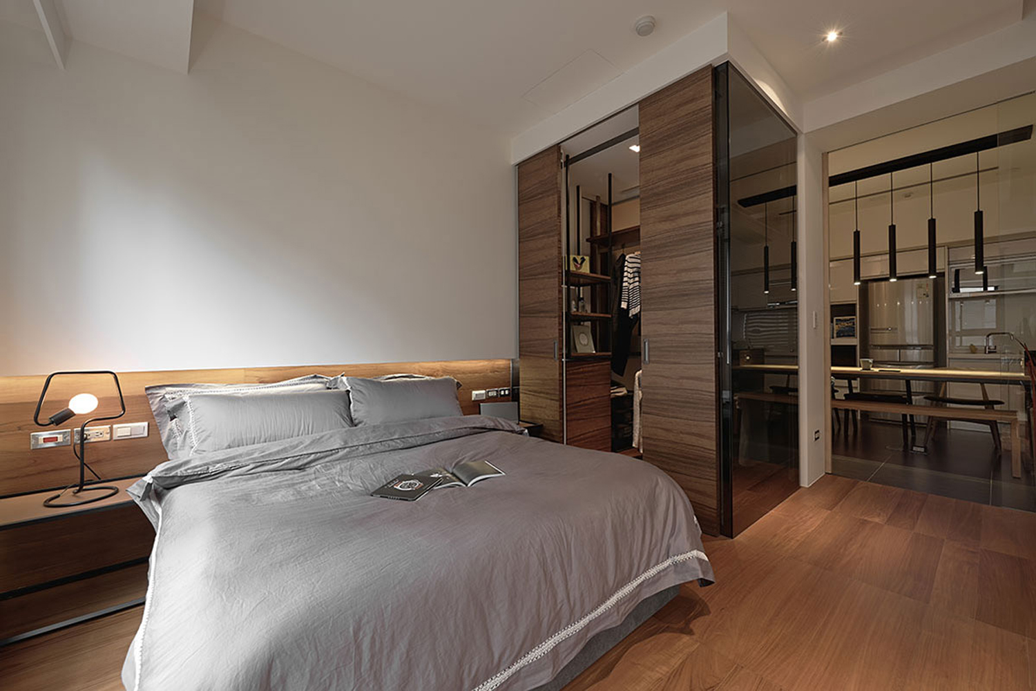 卧室-对于室内设计，色彩较偏重于原木色，多运用竹、藤、麻和其他天然材料，整体才能形成朴素的自然风格。