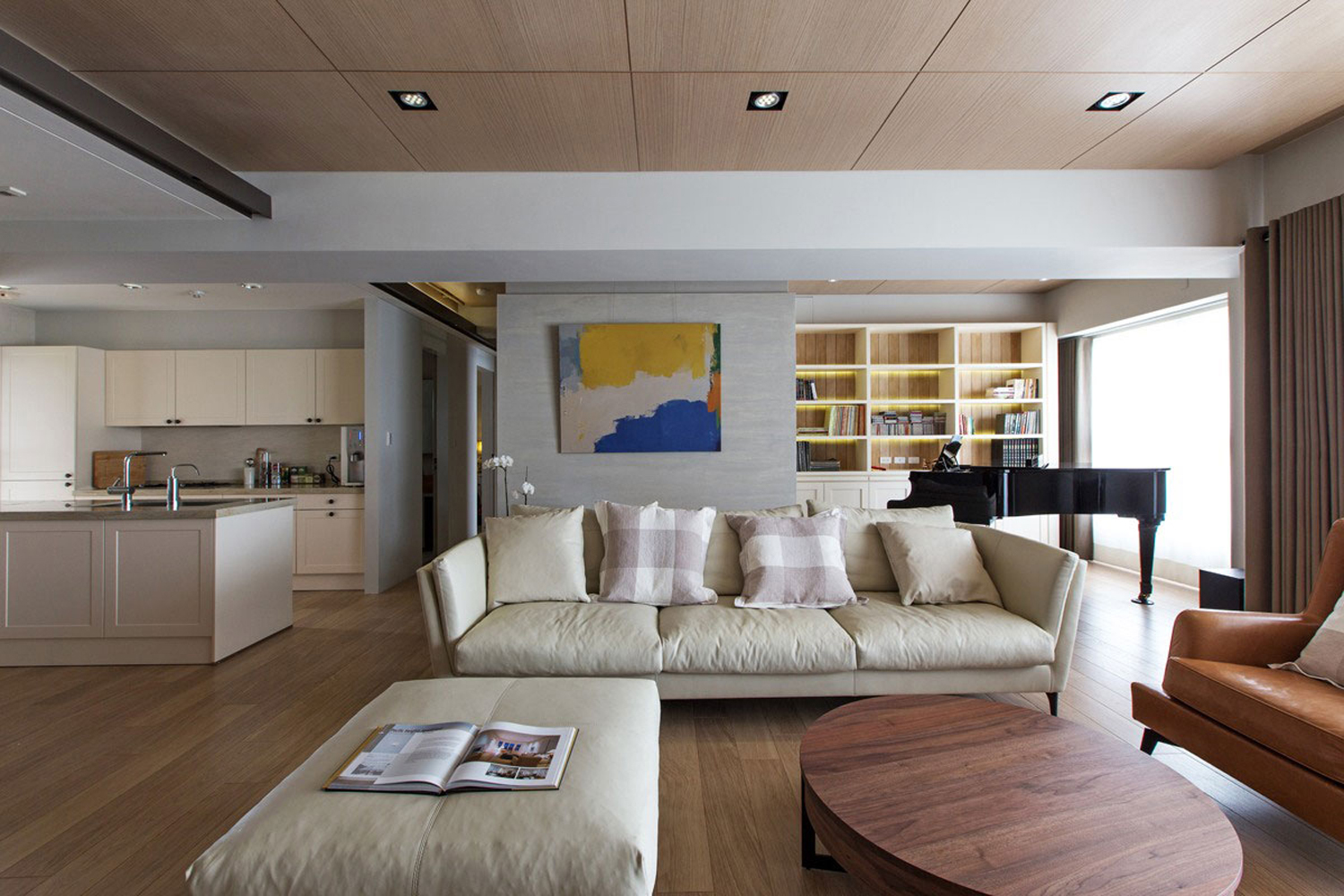 客厅的设计虽然以白色调和原木色为主，但是层次化的设计也让整体空间增色不少，收纳设计也是刚刚好。​