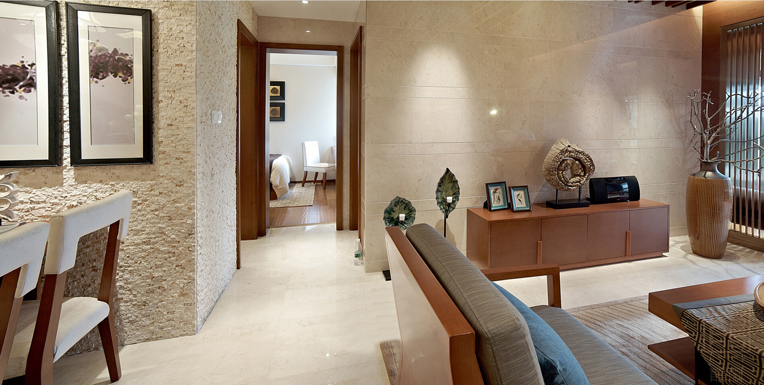 客厅-深木色的家具，局部采用一些金色的壁纸、丝绸质感的布料，