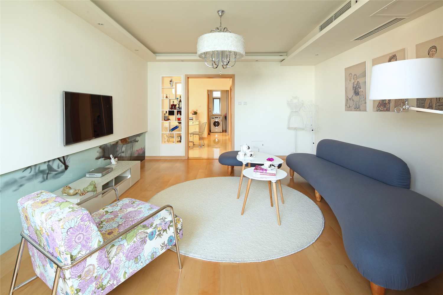 客厅-中色彩多偏重于原木色形成朴素的自然风格。