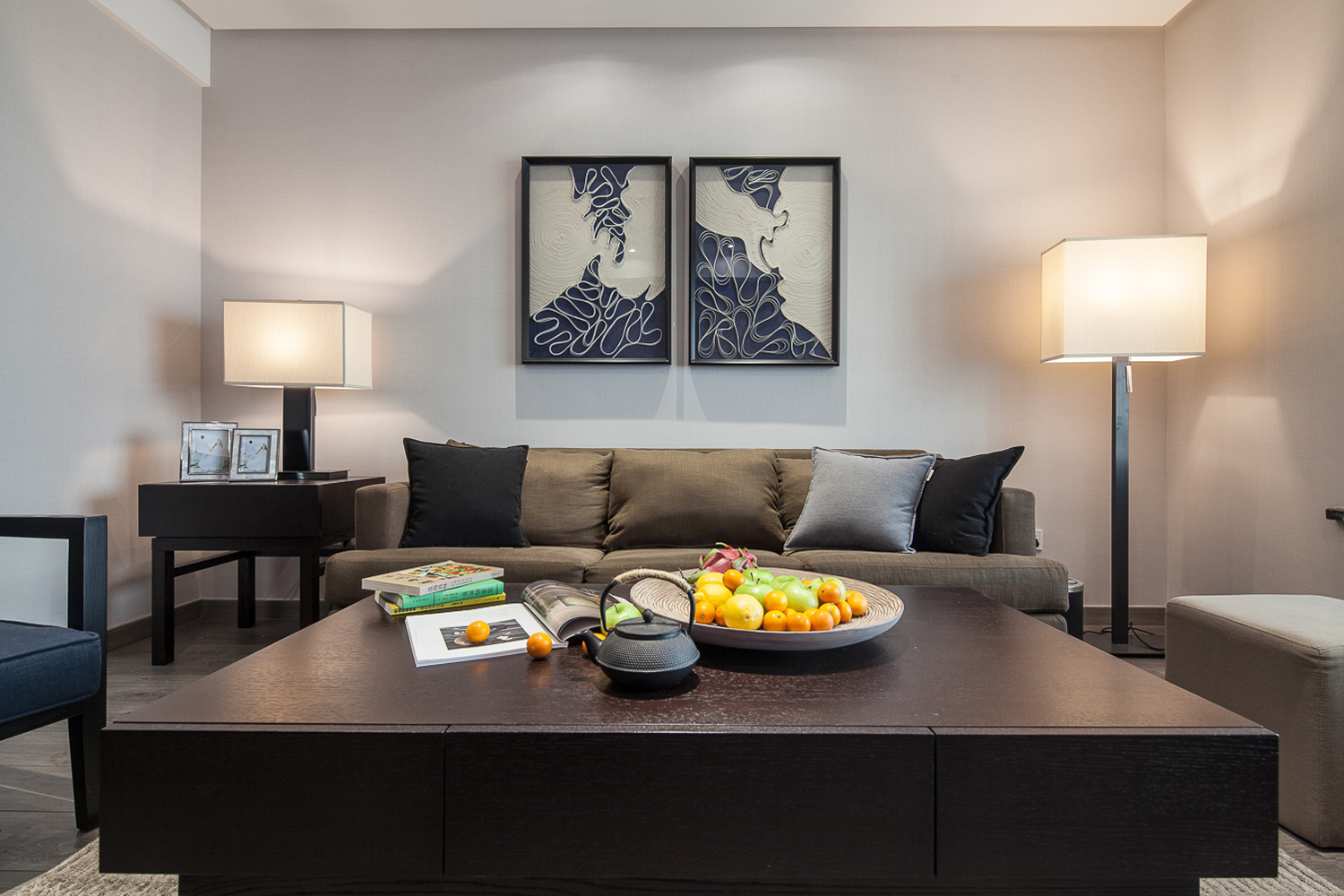 客厅-现代简约风需要让空间看上去非常简洁，大气。装饰的部位要少，在颜色和布局，