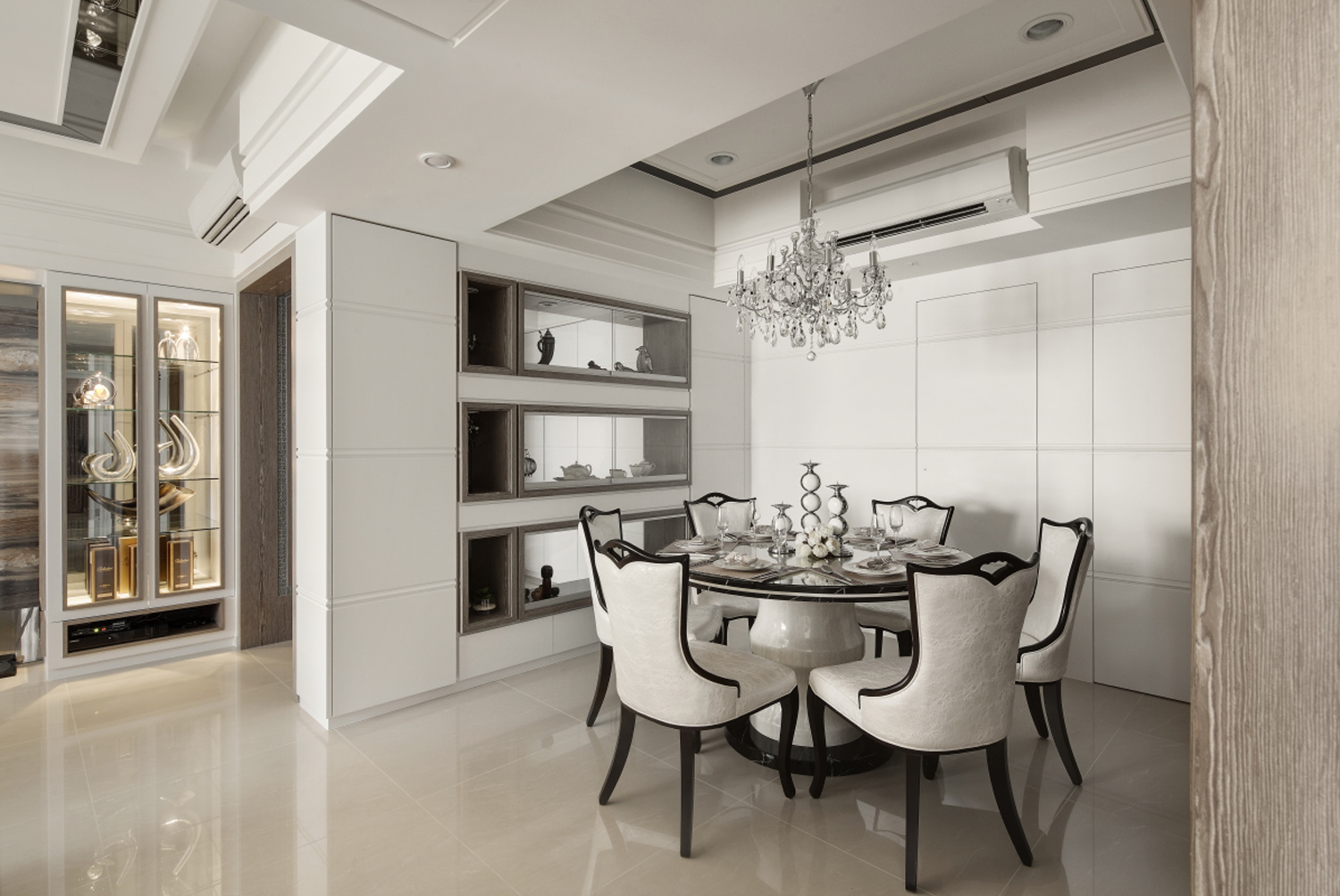 在家具的选择上、整体装修都是十分符合新古典的特点。​