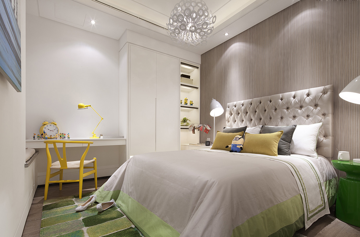 卧室应该是一个安静的、温馨的场所，从选材、色彩、室内灯光布局到室内物件的摆设都要经过精心设计。
