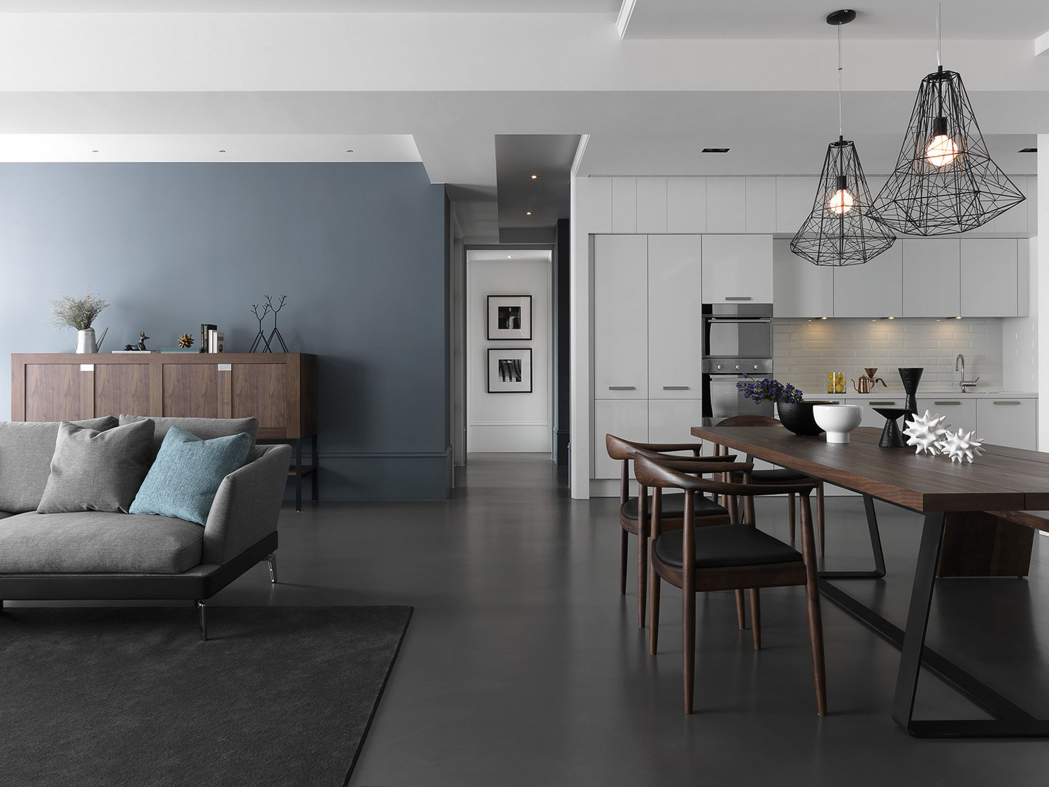 在装饰与布置中最大限度的体现空间与家具的整体协调。​