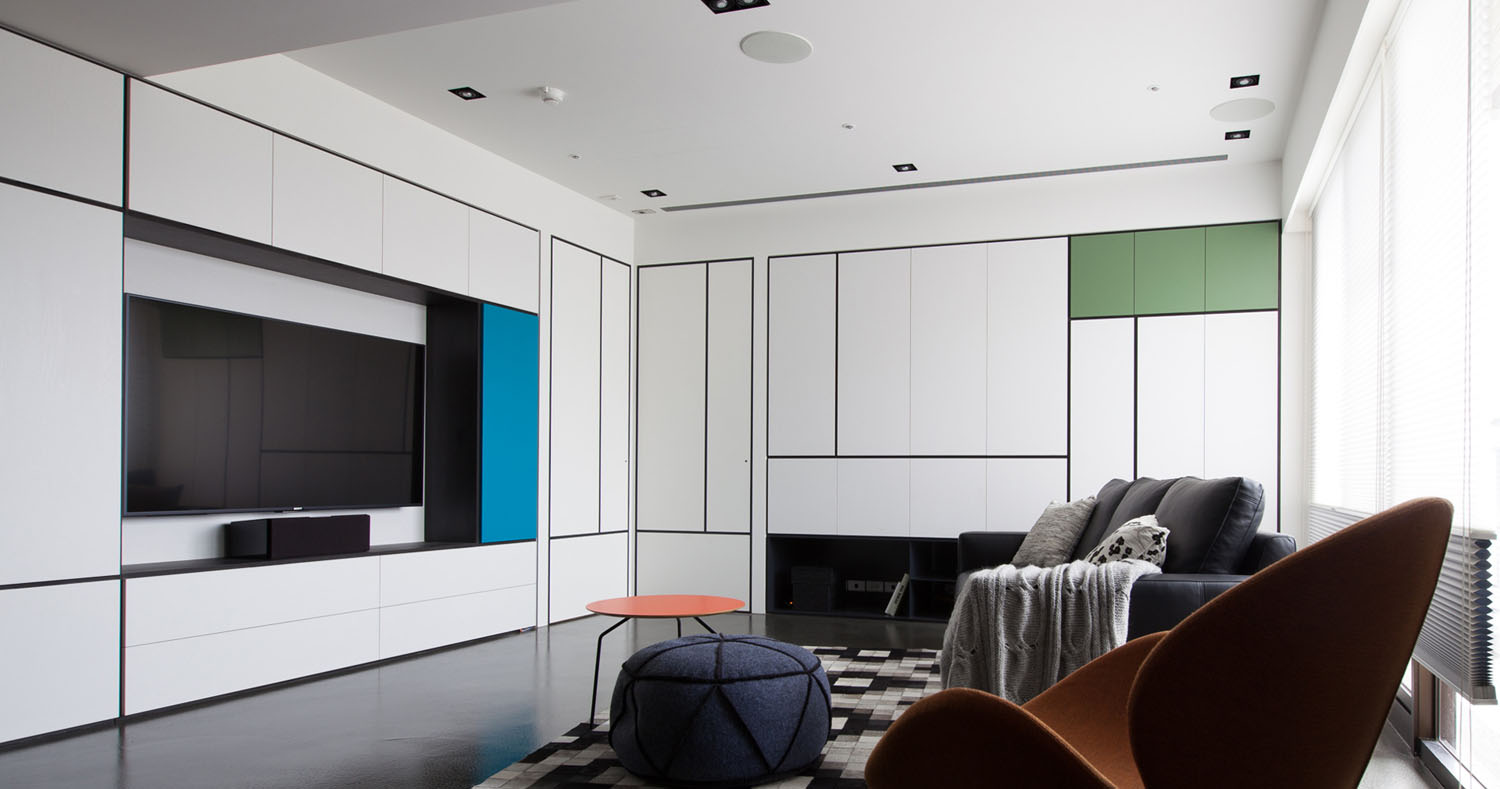 空间主色调是屋主喜欢的淡蓝色搭配纯白，营造出居住环境的舒适感。天花板不采用复杂的包覆，改以在主灯的挑选上花费心思