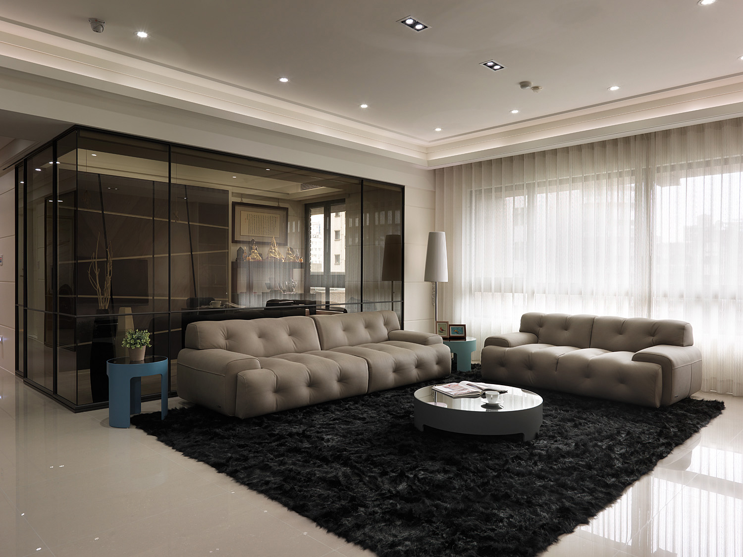 客厅融入着Armani的设计理念，强调舒适、简约典雅的原则。