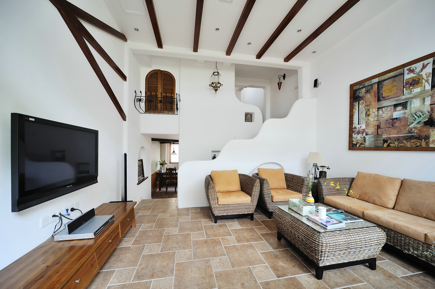 地中海特色及精致文化品位的家居设计方式，多适宜喜欢静谧与雅致、文化修养较高的成功人士。