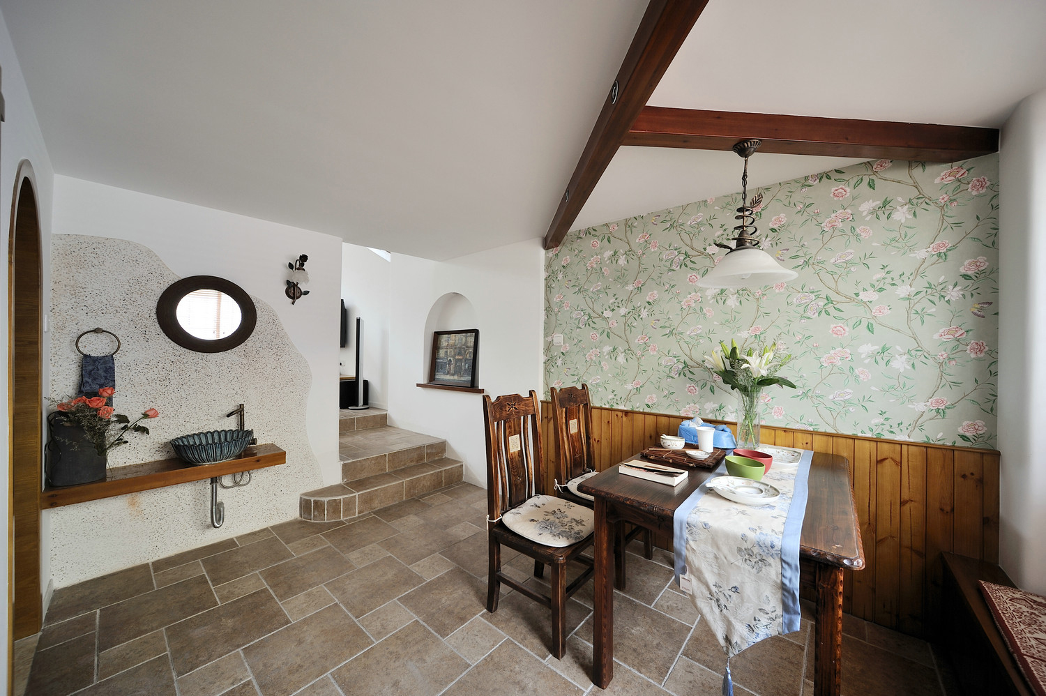地中海特色及精致文化品位的家居设计方式，多适宜喜欢静谧与雅致、文化修养较高的成功人士。