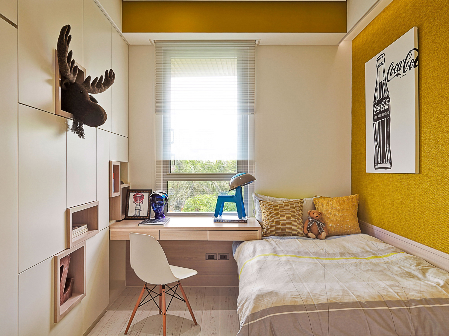 红黑黄组成的强烈的立体主义色块结构的茶几，继续着夏洛特对色彩的无限激情，营造了一种纯粹的抽象的家居印象。
每一个细节，从窗帘到餐椅，都是独具匠心的，形态与空间走势相连，B&B黄色定制的餐椅，以及落地窗帘黄色的呼应，这样形状及色彩的划分给空间带来一种动态的平衡关系，通过错层关系产生一种和谐与韵律。家中的艺术博物馆点缀在各个空间中，由内而外，形成了另一种文化的循环，与居家空间的人本精神暗暗相合，还与远山、屋外的树共生，在此安家，心有所归。