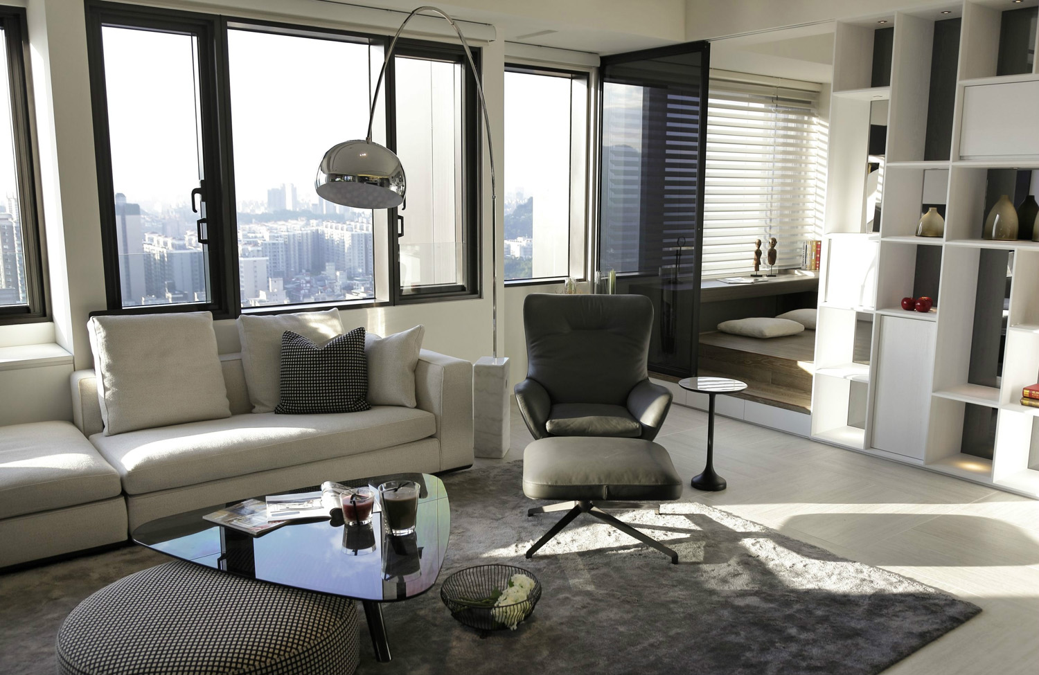 统一的黑白灰色调，白色的沙发，深色的家具，以及吊顶流畅的线条，都是设计师对于作品的加分之处，使得整个作品更加沉稳大气。