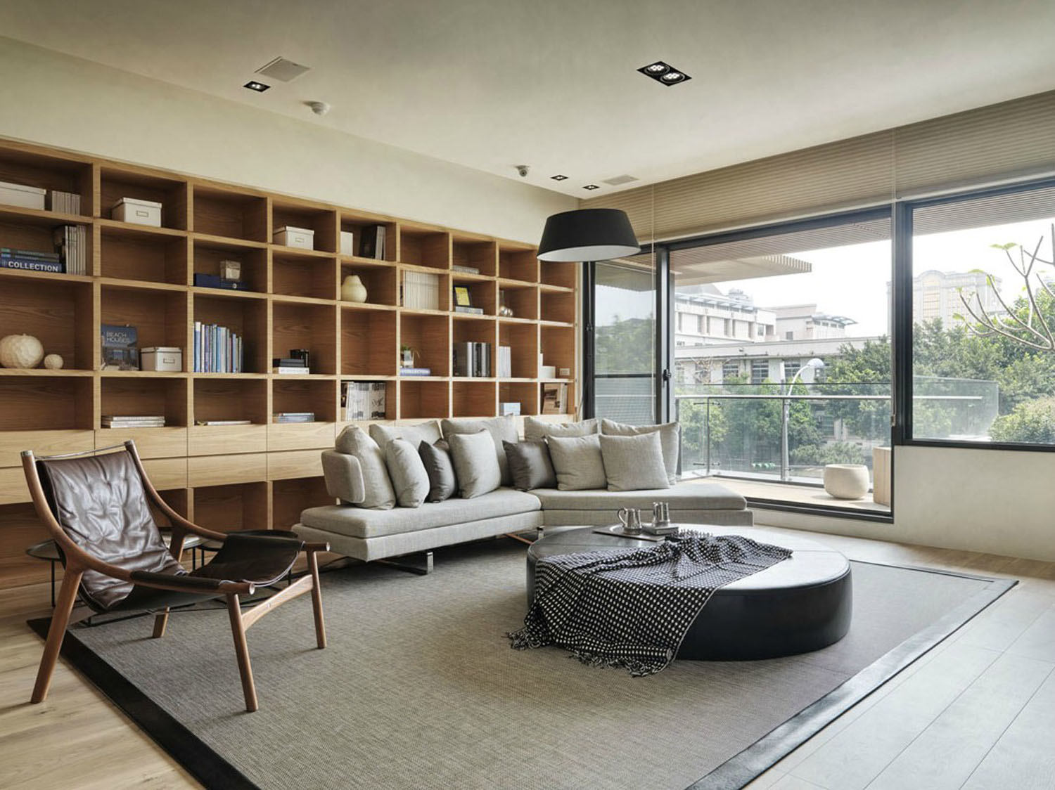 日式设计风格直接受日本和式建筑影响，讲究空间的流动与分隔，流动则为一室，分隔则分几个功能空间，空间中总能让人静静地思考。