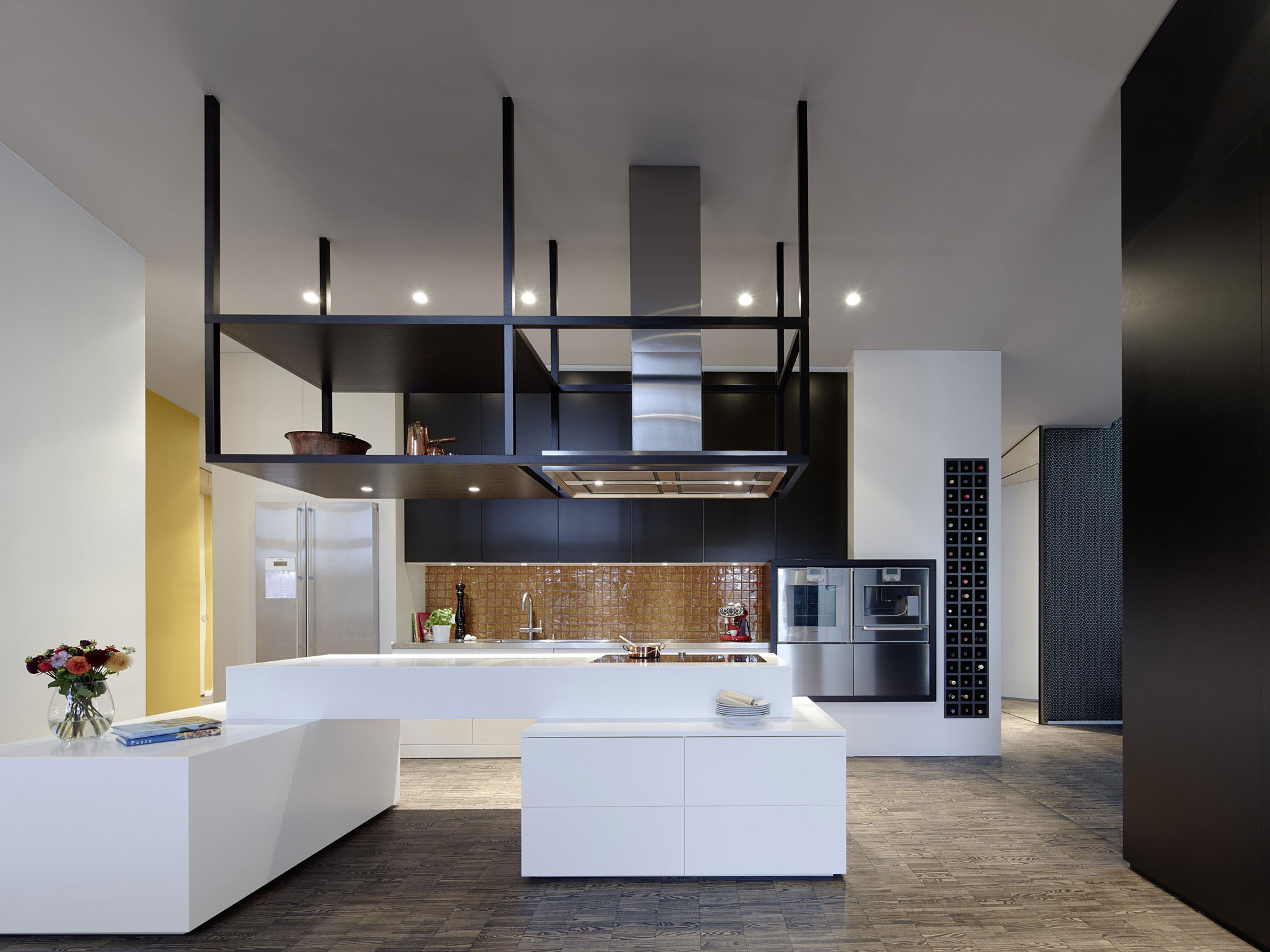 厨房区域十分的宽敞，冷色调的空间中，黑色的抽油区十分的抢眼，设计感十分好