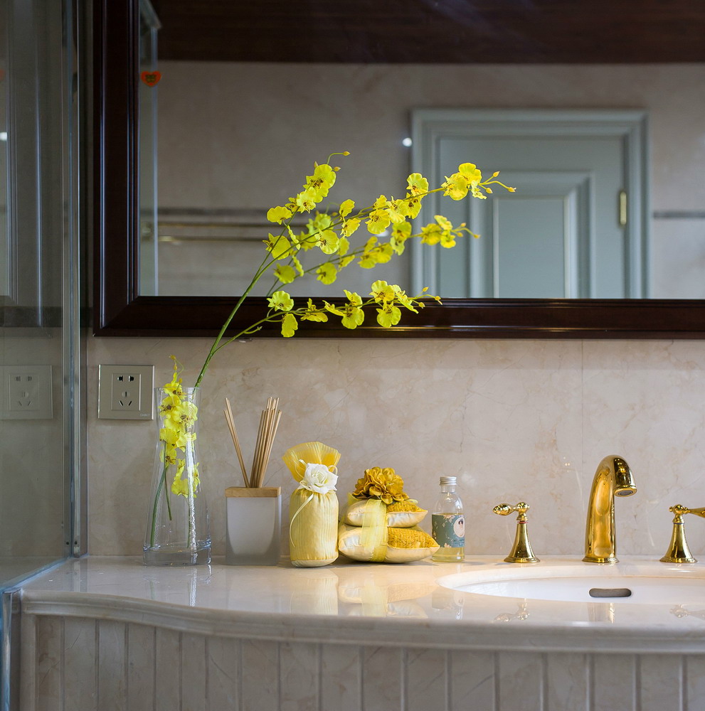 卫生间复古中带有一抹生机的黄色，给你一个生机勃勃的家。