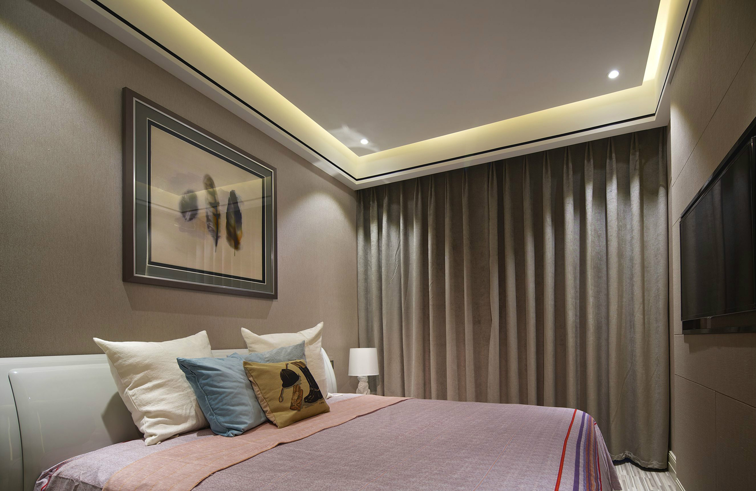 金色墙纸卧室装修，奢华低调感