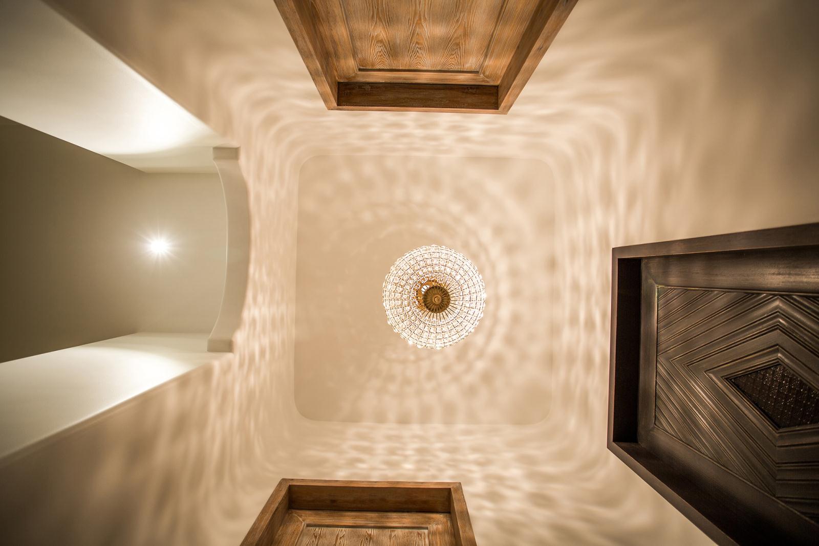 地下室的过厅设计师通过光与影让它栩栩如生