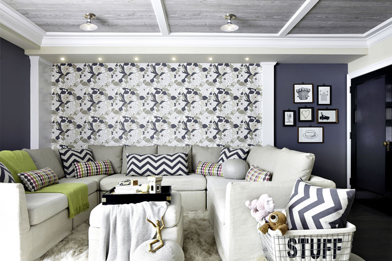 客厅蓝色色系花朵背景墙，线条流畅优美，质感休闲舒适，气质低调奢华，因而也受到越来越多的人的喜爱。