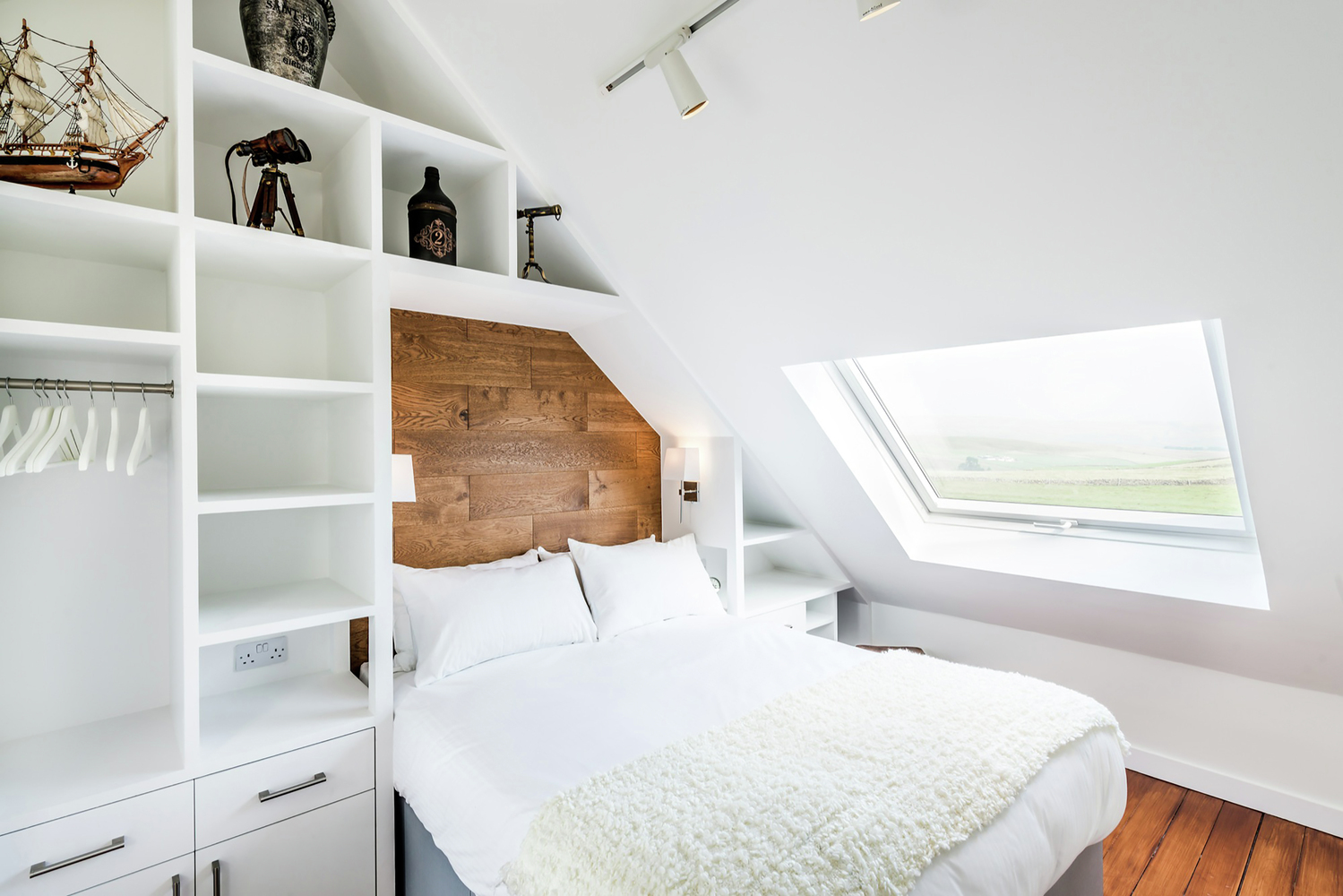 白色色调卧室窗户，家庭装修时,家具之间可搭配的弹性通常比较大,